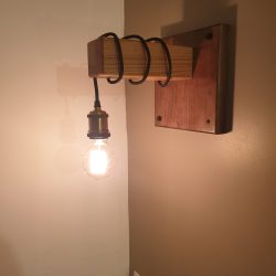 Lampe applique de chevet en bois massif à Bussières Lampe applique de chevet en bois massif à Bussières