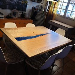 Table massif en frêne avec résine epoxy bleue à Bussières