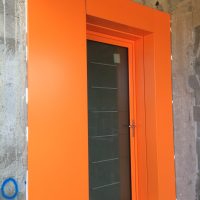 Porte d'entrée Alu avec habillage alu du même coloris que la porte à Lyon Porte d'entrée Alu avec habillage alu du même coloris que la porte à Lyon