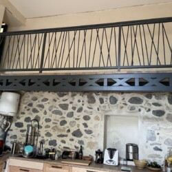 Poutre en acier soudée sur mesure avec garde-corps et marche en frêne massif à Viviers Poutre en acier soudée sur mesure avec garde-corps et marche en frêne massif à Viviers