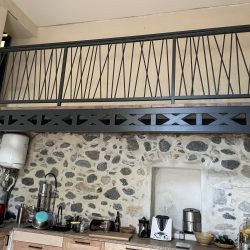 Poutre en acier soudée sur mesure avec garde-corps et marche en frêne massif à Viviers Poutre en acier soudée sur mesure avec garde-corps et marche en frêne massif à Viviers